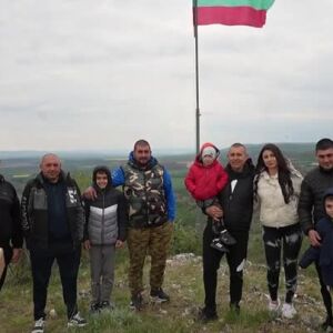Снимка: Българският трикольор се развява над село Хотница