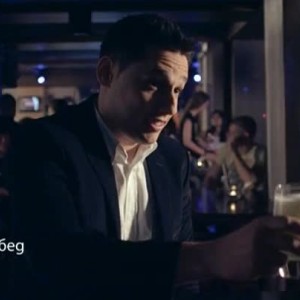 Снимка: "Аз съм дърта пияница" вече и с клип