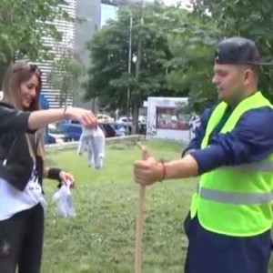 Снимка: "Звезда под прикритие": Кристо стана уличен чистач за един ден
