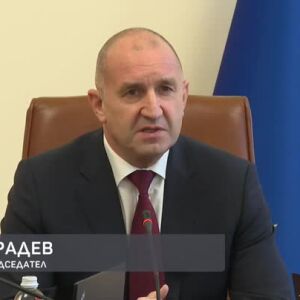 Снимка: Румен Радев: Нито цент няма да се отнеме от пенсионерите. Майчинството не е тема