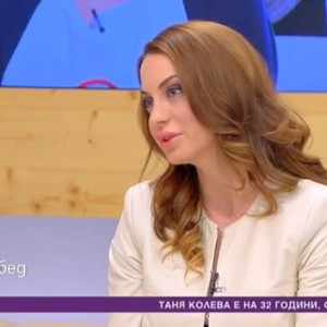 Снимка: Таня Колева на токчета в кухнята