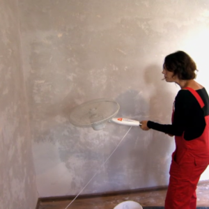 Снимка: Мария Силвестър хваща маламашка и работи наравно с Караджов, и бригадирите във втори...