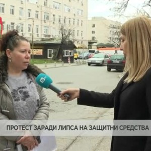 Снимка: Протест на медицинска сестра пред болницата в Сливен заради липсата на защитни средства...