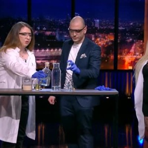 Снимка: Урок по химия, сексапил и самочувствие от Яна Петрова и Ваня Великова