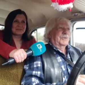 Снимка: На път с кола на 50 години и шофьор почти на 100 години