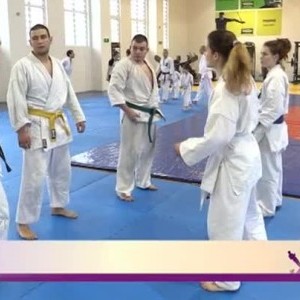 Снимка: Красива полицайка учи бургазлийки на самоотбрана