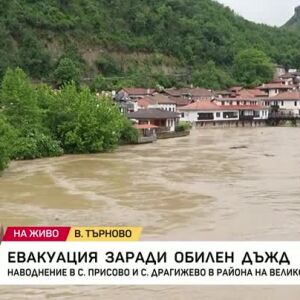 Снимка: Наводнени жилища и отнесени коли