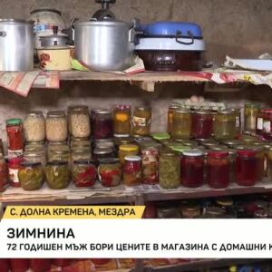 Снимка: Мъж бори цените в магазина с домашни консерви и буркани