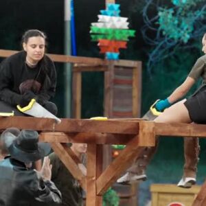 Снимка: Горан и Рая срещу Стоян и Ива в играта "Отрежи гредите на противника"