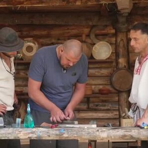 Снимка: Горан и Джулиан усвояват нов занаят - ножарство