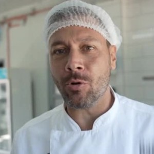 Снимка: "Животът е прекрасен" с Лео Бианки: Италианско сирене с българско мляко