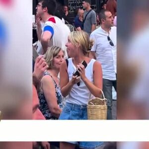 Снимка: 30 музиканти и певци изпяха "Бохемска рапсодия" по улиците на Париж
