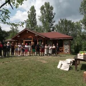 Снимка: Бети и Ники оценяват изпълнението на седмичните задачи