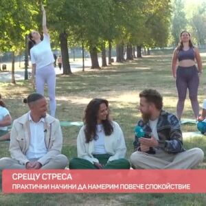 Снимка: Медитация в парка срещу стреса на работа