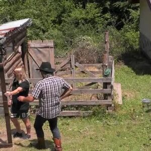 Снимка: Наставниците Бети и Ники оценяват седмичните задачи
