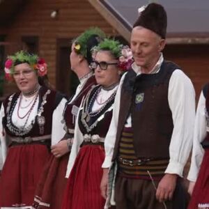 Снимка: В стопанството влизат самодейците от НЧ "Васил Левски-1900" от с. Войнягово