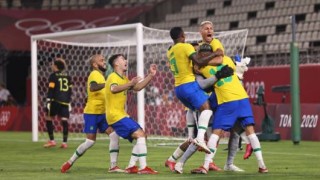Бразилия отново изкачи футболния Олимп