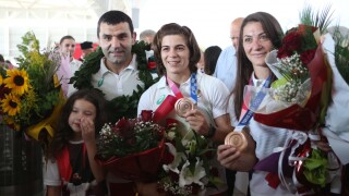 Родопски гайди и прегръдки за бронзовите Тайбе Юсеин и Евелина Николова в София