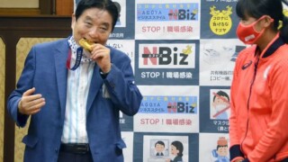 Смениха медала на олимпийска шампионка, след като японски кмет го... захапа (ВИДЕО)