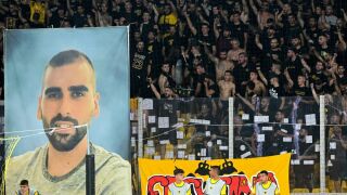 Атина е в сълзи: Родителите на убития фен гледаха АЕК - Динамо Загреб (ВИДЕО)
