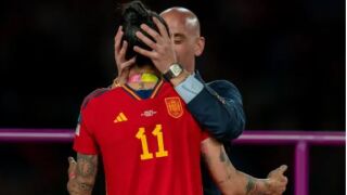 ФИФА се захваща със скандална целувка (ВИДЕО)
