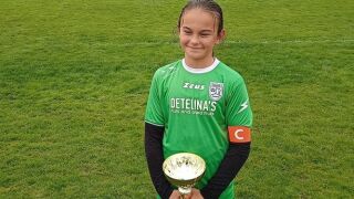 10-годишно момиче дебютира в женския футбол
