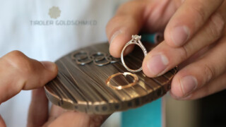 Биатлонист направи годежен пръстен от олимпийския си медал (ВИДЕО)