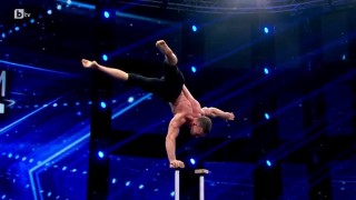 Димитрий Малаков демонстрира невероятен баланс