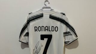 Роналдо дари фланелка за пострадалите от земетресението
