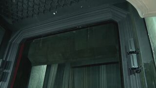 Снимка: Мазилка пада от тавана върху хора: Затвориха сцената на ямболския театър