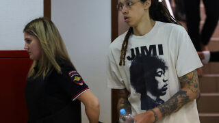 Съпругата на арестуваната в Русия баскетболистка: Тя полудява