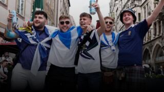 Шотландски фенове пресушиха бирария в Мюнхен (ВИДЕО)