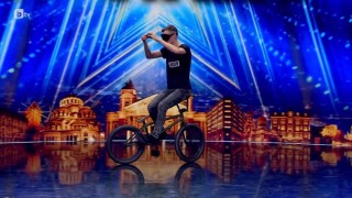Роман Страхов реди кубчето на Рубик със затворени очи, докато кара колело на заден ход