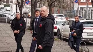 Боби Михайлов с охрана и от задния вход