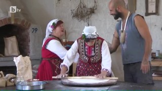 Палавите баби показват как се прави сладка баница с ориз