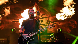 Съли Ерна за трудния живот преди славата с "Godsmack" и "Пътищата, които избираме"