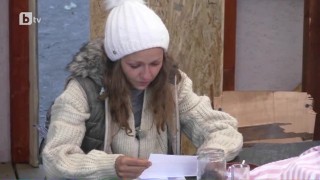 Александра получава писмо от майка си за рождения си ден