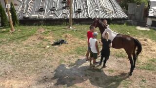 Павел и Жоро се учат как се оседлава кон
