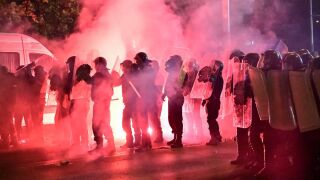 Вижте кръвопролитията между фенове и полиция на протеста срещу БФС (СНИМКИ)