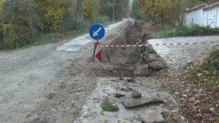 Снимка: Блокирани над половин година: Жители на вилната зона в Ботевград без достъп до основен път