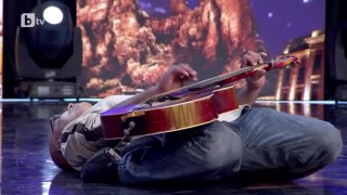 Владимир Христов: Свири на китара и пее