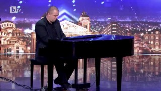 Димитър Величков: Авторска композиция за соло пиано със струнен състав в жанр 
