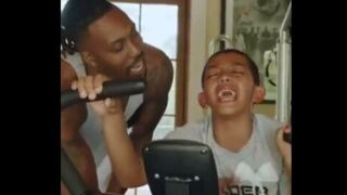 Момчето крещи и плаче, но баща му го принуждава да тренира (ВИДЕО)