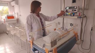 Снимка: Полицията откри майката, изоставила новороденото си до кофи за боклук в Айтос