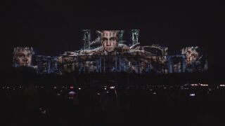 Снимка: Български артисти осветиха най-голяма административна сграда в света