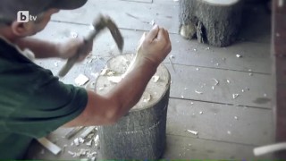 Бай Симо показва на фермерите как да си направят дървени лъжици