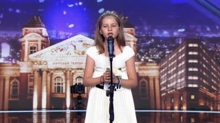 София Иванова: Свирене на флейта и изпълнение на арии
