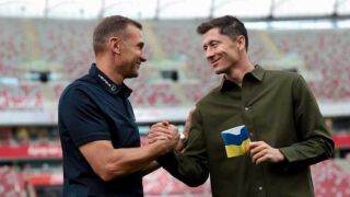 Левандовски слага украинска капитанска лента подарък от Шевченко