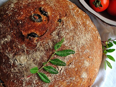 Рустик пълнозърнест хляб с маслини
