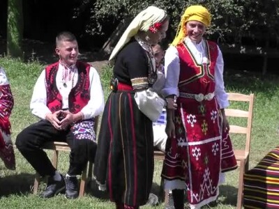 Какво символизират българските народни носии?